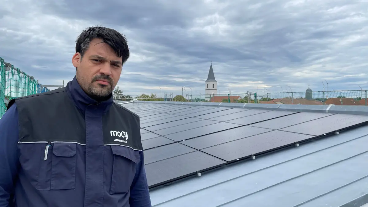 Über den Dächern der Kreisstadt: Thomas Berendt von der Kreisverwaltung MOL erklärt die neue Solaranlage auf dem Seitenflügel des Landratsamtes an der Breiten Straße