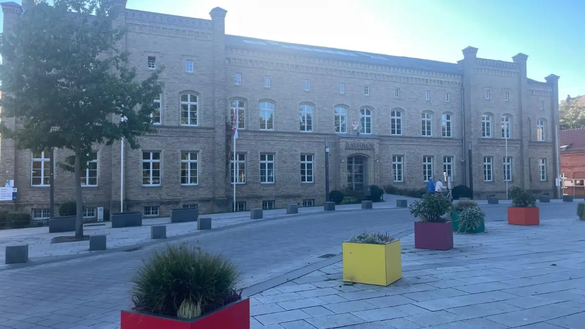 Das Rathaus am 28.9.2025 in Prenzlau: Eve Guske und Marek Wöller-Beetz konkurrieren um die Wählergunst und den Einzug als Bürgermeister auf den Chefsessel.