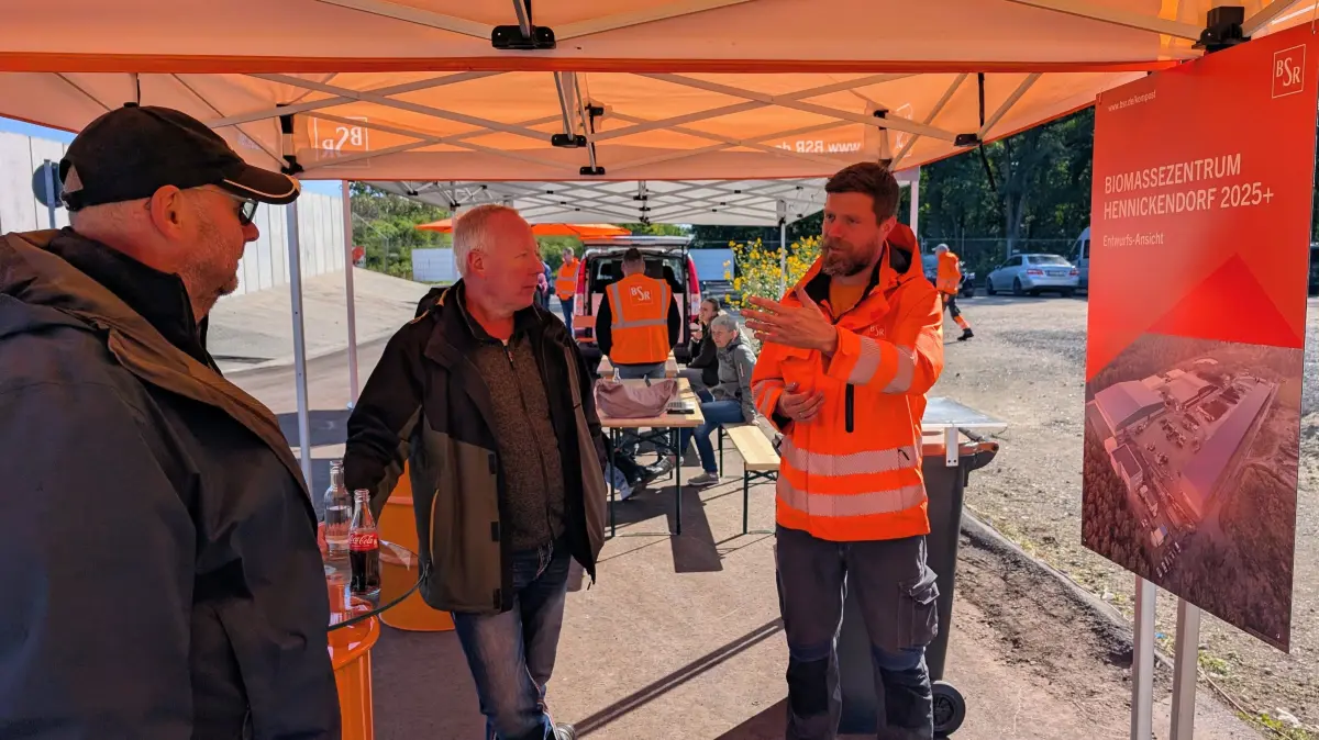 Tag der offenen Tür in der Kompostieranlage Hennickendorf: Dennis Wenzlaff, Abteilungsleiter Biologische Abfallbehandlung bei der BSR (rechts) im Gespräch mit zwei Anwohnern