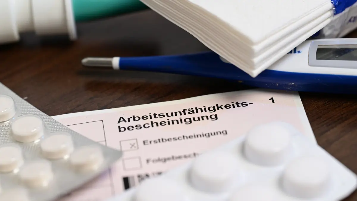 Arbeitsunfähigkeitsbescheinigung und Medikamente: ILLUSTRATION - Schon ab dem ersten Krankheitstag eine AU-Bescheinigung? Das kann dann der Arbeitgeber fordern. (zu dpa: «Krankmeldung: Was ist erlaubt und was nicht?») Foto: Bernd Weißbrod/dpa/dpa-tmn - Honorarfrei nur für Bezieher des dpa-Themendienstes +++ dpa-Themendienst +++