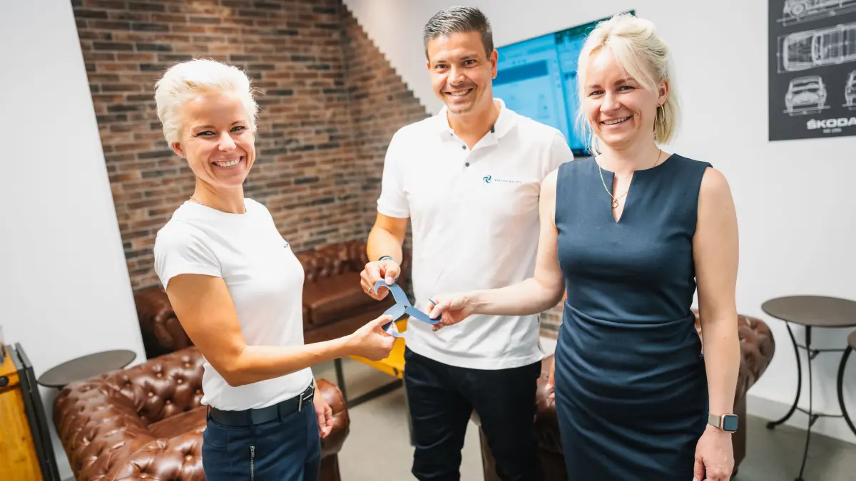 Die nächste und mittlerweile fünfte Generation übernimmt die Geschäfte im Autohaus Erkner: Belinda Erkner (von links), Denny Kurz und Maria Erkner