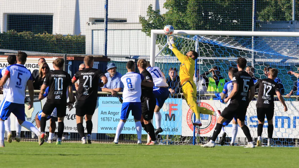 Fußball Brandenburgliga: Oranienburger FC Eintracht gegen TuS Sachsenhausen 0:3 (0:1) vor 1070 Zuschauern, Tore: Timo Hirschle, Jan-Paul Platte, Andor Müller, Torwart Mateusz Zlotogorski hält den Freistoß