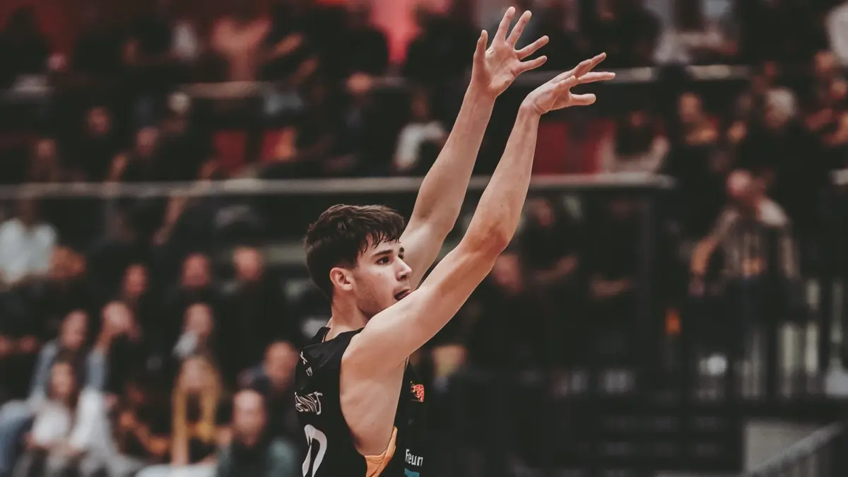 Nevio Bennefeld (links) von Einheit Bernau war beim Auftaktsieg gegen bester Scorer.
