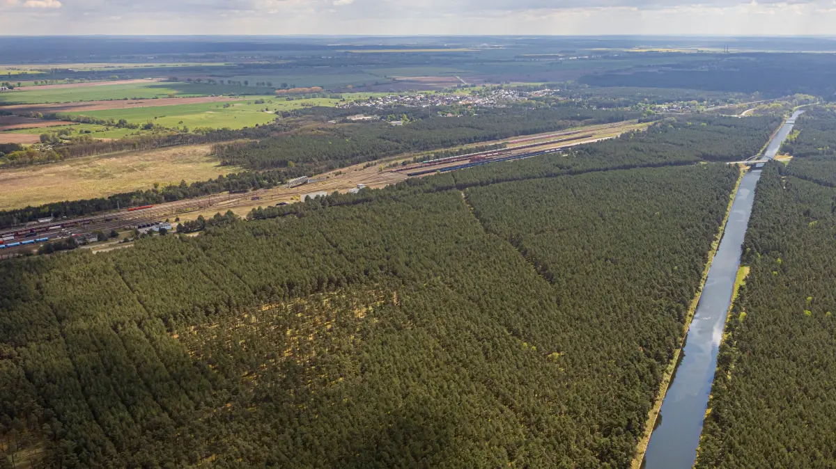Auf der Fläche zwischen Oder-Spree-Kanal und dem Werkbahnhof bei Eisenhüttenstadt könnte das Industriegebiet GIV-LOS-Ost entstehen.