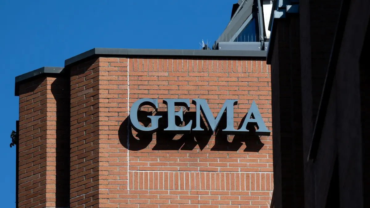 Gema: ARCHIV - 11.10.2023, Bayern, München: Der Schriftzug Gema (Gesellschaft für musikalische Aufführungs- und mechanische Vervielfältigungsrechte) am Gebäude der Generaldirektion in München. (zu dpa: «Gute Karten für die Gema im Streit mit ChatGPT-Mutter OpenAI») Foto: Sven Hoppe/dpa +++ dpa-Bildfunk +++