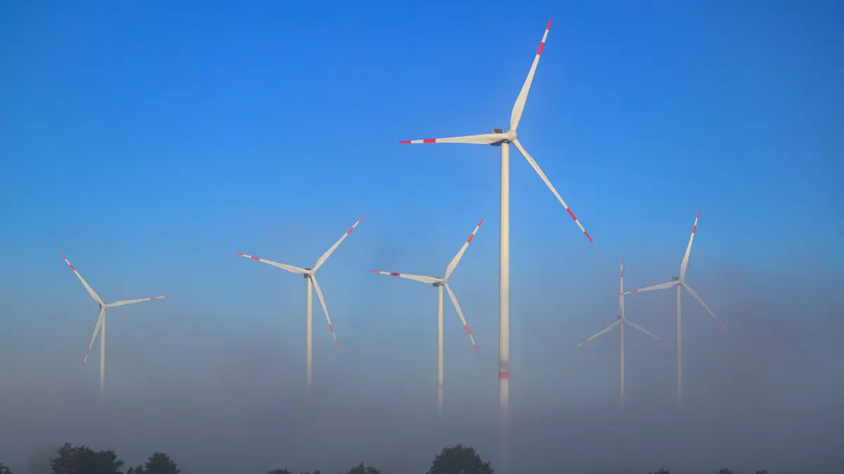 Morgenstimmung in Brandenburg - Wetter: 29.09.2025, Brandenburg, Jacobsdorf: Am frühen Morgen ragen Windenergieanlagen aus dem Nebel. Die Menschen in Berlin und Brandenburg müssen sich auf herbstliche Temperaturen und frostige Nächte einstellen. Am Montag soll es laut dem Deutschen Wetterdienst (DWD) zunächst heiter bis wolkig werden. Die Höchstwerte werden demnach auf 15 bis 18 Grad geschätzt. In der Nacht zum Dienstag sollen diese dann auf zwei bis sechs Grad sinken, wobei es lokal zu Bodenfrost kommen könne. Foto: Patrick Pleul/dpa +++ dpa-Bildfunk +++