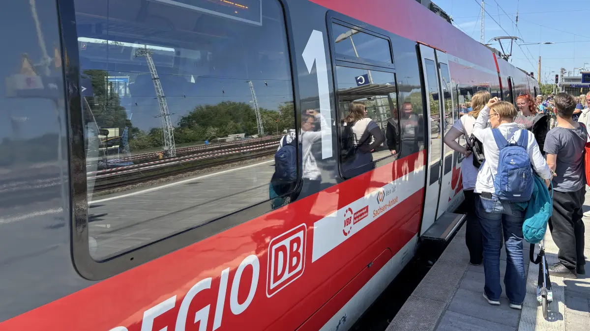 Beliebter Regionalexpress: Der RE5, der Berlin über Oranienburg (Bild) mit der Ostsee verbindet, wird häufig von Pendlern und Touristen genutzt. Für Fahrkunden gibt es aber auch im Oktober Einschränkungen. Auch auf anderen Linien durch Oberhavel und Ostprignitz-Ruppin kündigt die Bahn Ausfälle an.