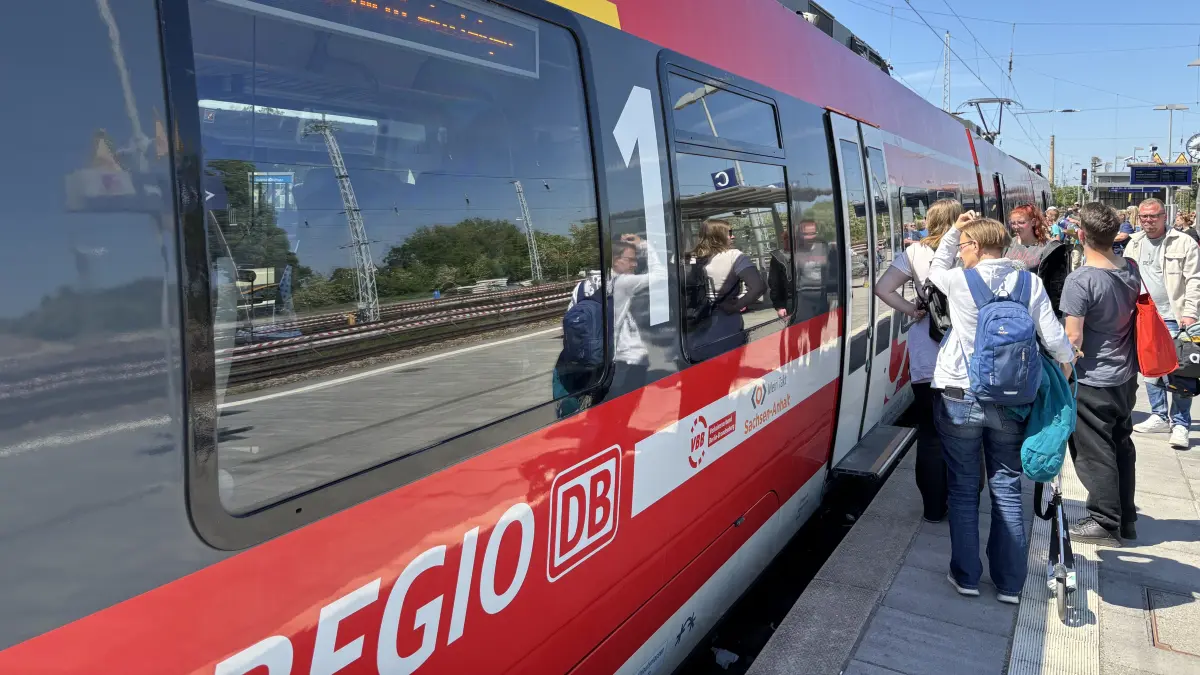 Beliebter Regionalexpress: Der RE5, der Berlin über Oranienburg (Bild) mit der Ostsee verbindet, wird häufig von Pendlern und Touristen genutzt. Für Fahrkunden gibt es aber auch im Oktober Einschränkungen. Auch auf anderen Linien durch Oberhavel und Ostprignitz-Ruppin kündigt die Bahn Ausfälle an.