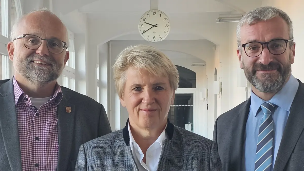 Landrat Daniel Kurth, Landrätin Karina Dörk und Uckermark-Sozialdezernent Henrik Wichmann präsentieren am 29.9.2025 die Einigung im GLG-Streit.
