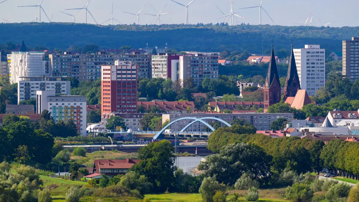 Grenzblick mit Geschichte: Aussichtsturm in Slubice eröffnet: 29.09.2025, Polen, Slubice: Blick vom neuen Aussichtsturm im polnischen Slubice auf den Grenzübergang Stadtbrücke nach Frankfurt (Oder) in Brandenburg. Einen Panoramablick über die deutsch-polnische Grenzregion bietet ab heute ein Aussichtsturm in der polnischen Stadt Slubice. Von der 30 Meter hohen Konstruktion mit zwei Aussichtsplattformen und Glasboden lässt sich die Aussicht auf Slubice, die Nachbarstadt von Frankfurt (Oder) und das malerische Flussufer genießen, heißt es von der Verwaltung der polnischen Gemeinde. Der Turm kann mit dem Aufzug oder über eine Treppe erreicht werden. Er ist angelehnt an den Kleist-Turm in der einstigen Frankfurter Dammvorstadt. Dieser galt bis 1945 als beliebtes Ausflugsziel, wurde jedoch im Zweiten Weltkrieg zerstört. Der 1892 eröffnete Turm erinnerte an den Dichter Ewald Christian von Kleist, der nach der Schlacht bei Kunersdorf 1759 verstarb. Foto: Patrick Pleul/dpa +++ dpa-Bildfunk +++