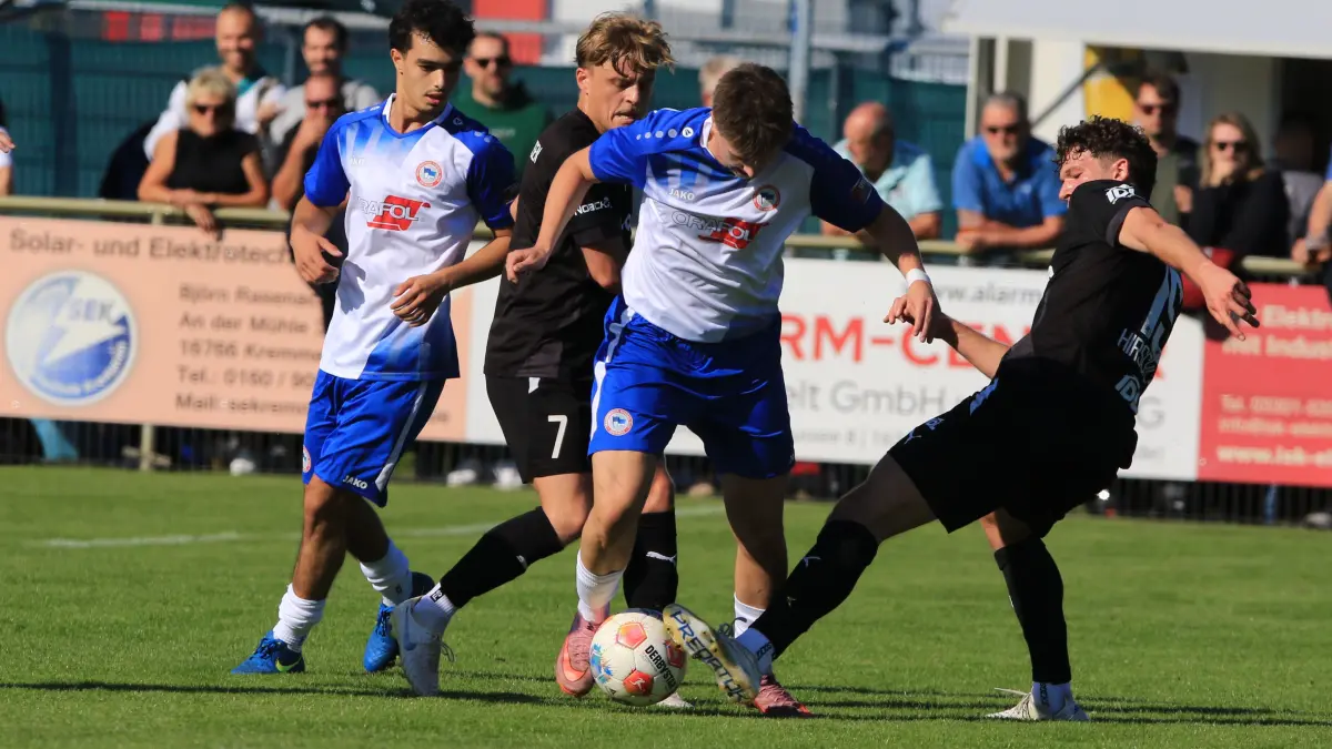 Fußball Brandenburgliga: Oranienburger FC Eintracht gegen TuS Sachsenhausen 0:3 (0:1) vor 1070 Zuschauern, Tore: Timo Hirschle, Jan-Paul Platte, Andor Müller, Dennis Wullf, Timo Hirschle versuchen Jascha Seiche aufzuhalten