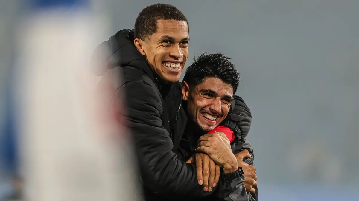 Jubel bei Energie Cottbus: Nyamekye Awortwie-Grant (links) und Can Moustfa feiern gemeinsam den Sieg bei Hansa Rostock.