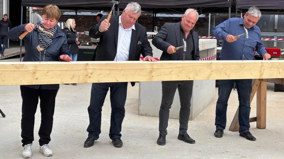 Schlugen beim Richtfest am 30. September symbolisch die letzten Nägel ein: Strausbergs Bürgermeisterin Elke Stadeler, MOL-Landrat Gernot Schmidt, KW-D-Geschäftsführer Jan Kretzschmar und -Technikleiter Christian Lemke (von links).