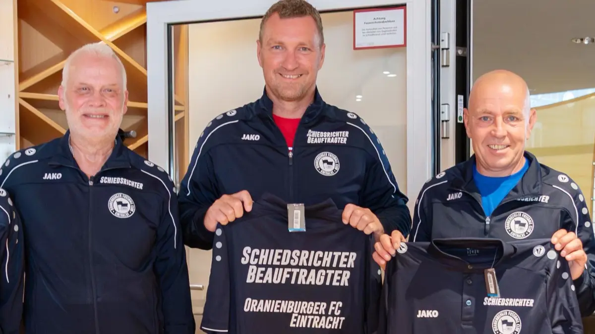 Der Schiedsrichterbeauftragte des Oranienburger FC Eintracht, Jens Schönrock (Mitte), freut sich über Jeden, den er für die Schiedsrichterei begeistern und gewinnen kann. Somit erfüllt der Verein sein Schiedsrichtersoll gegenüber dem FLB.