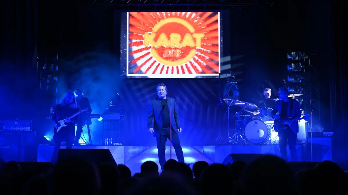 Festkonzert zu 35 Jahren Deutsche Einheit: 01.10.2025, Thüringen, Gotha: Die Band «Karat» tritt während einer Festveranstaltung zu 35 Jahren Deutsche Einheit in der Stadthalle Gotha auf. Geplant ist auch ein gemeinsamer Auftritt der Band «Karat» mit Peter Maffay und die Aufführung des Songs «Über sieben Brücken mußt du gehn». Foto: Martin Schutt/dpa +++ dpa-Bildfunk +++