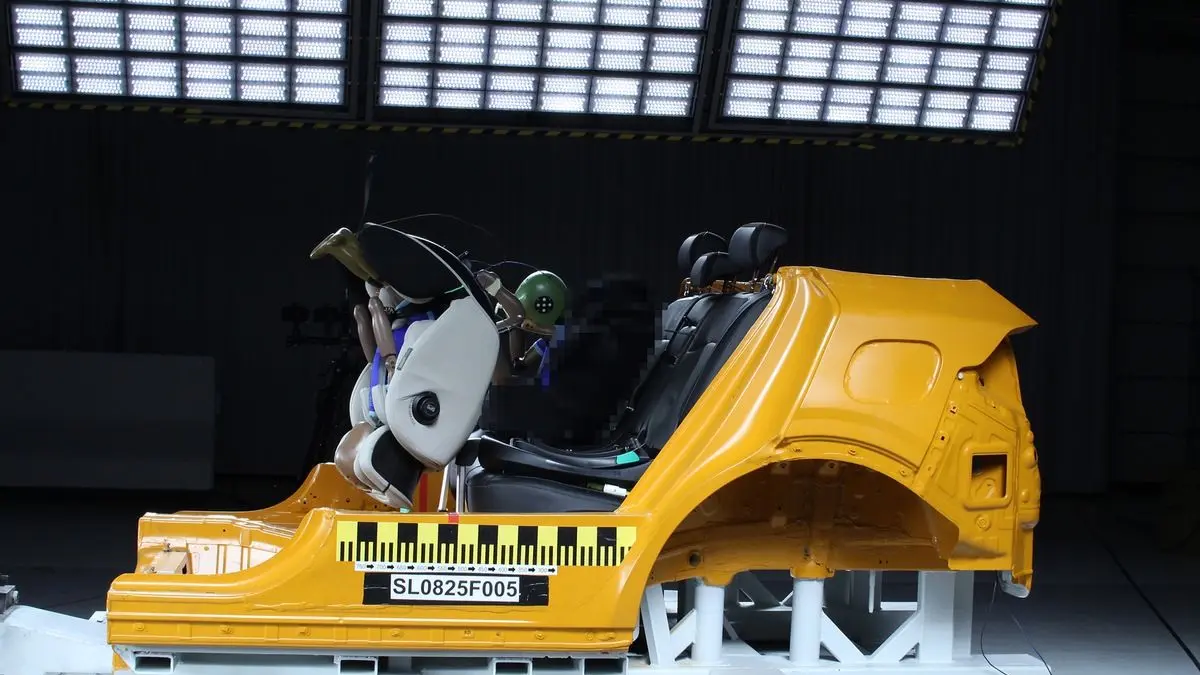 Der Sitz von Chipolino reißt bei Crashtest ebenfalls aus der Unterkonstruktion. / Weiterer Text über ots und www.presseportal.de/nr/7849 / Die Verwendung dieses Bildes für redaktionelle Zwecke ist unter Beachtung aller mitgeteilten Nutzungsbedingungen zulässig und dann auch honorarfrei. Veröffentlichung ausschließlich mit Bildrechte-Hinweis.