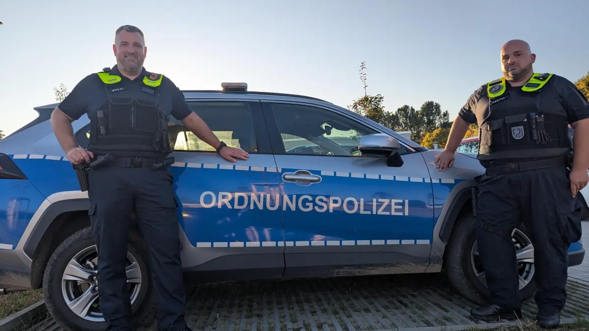 Zwei Mitarbeiter der Ordnungspolizei aus Reinheim. Uniform und Fahrzeug ähneln sehr der Landespolizei. Kann das Konzept auch auf Fürstenwalde übertragen werden?