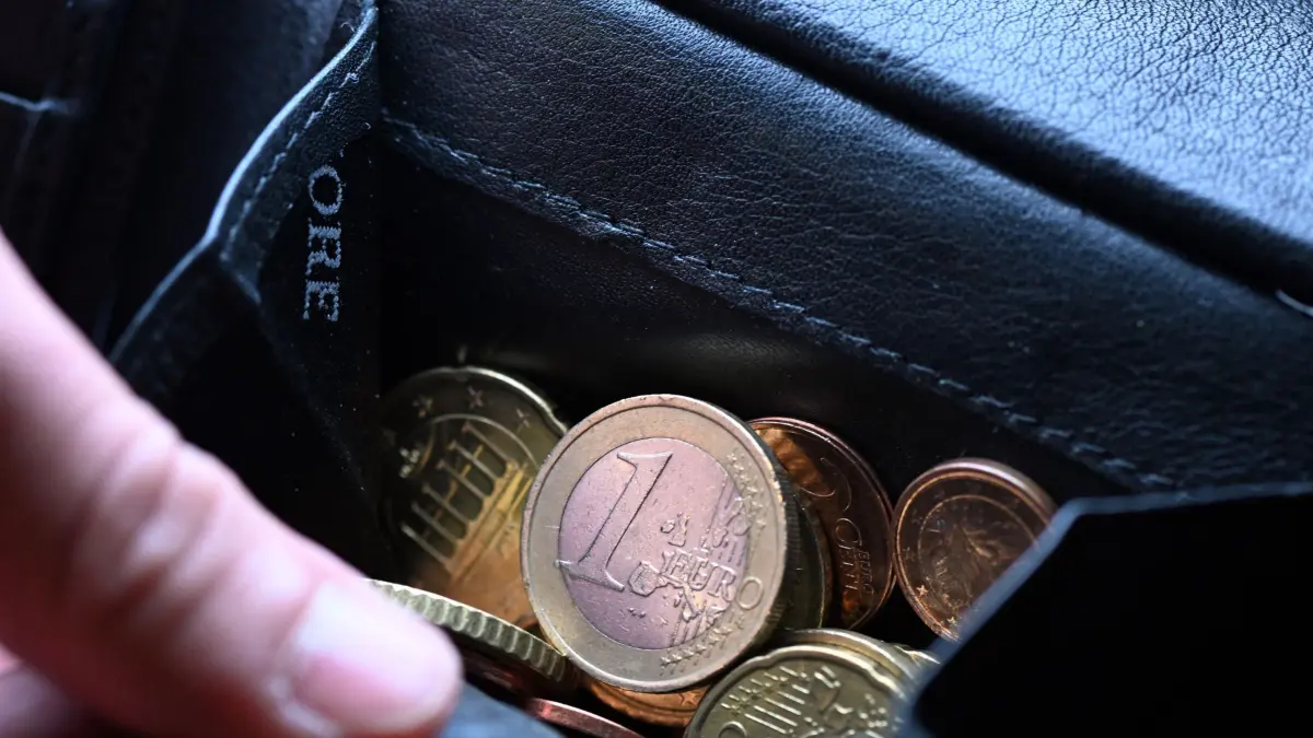 Geld im Portemonnaie: ARCHIV - 26.09.2022, Nordrhein-Westfalen, Köln: Eine Hand greift in einen Geldbeutel mit Münzen. (zu dpa: «Bundesbürger blicken immer pessimistischer in die Zukunft») Foto: Federico Gambarini/dpa +++ dpa-Bildfunk +++