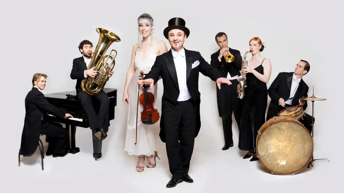 Das Casanova Society Orchestra, das Tanzorchester aus dem Hotel Adlon: Das Casanova Society Orchestra, das Tanzorchester aus dem Hotel Adlon, begibt sich in seiner Revue Verschwundene Sterne am 6. Oktober im Kleist Forum auf die Suche nach dem besonderen Klang der Goldenen 20er Jahre.