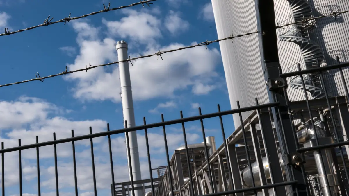Nach Drohnensichtungen in Kiel: 01.10.2025, Schleswig-Holstein, Kiel: Das Küstenkraftwerk der Stadtwerke. Nach Drohnensichtungen prüfen die Behörden den Verdacht, wonach Drohnen kritische Infrastruktur in Schleswig-Holstein ausspioniert haben. Wie das Nachrichtenmagazin «Der Spiegel» berichtet, sollen Drohnen gezielt unter anderem das Kraftwerk überflogen haben. Foto: Marcus Golejewski/dpa +++ dpa-Bildfunk +++