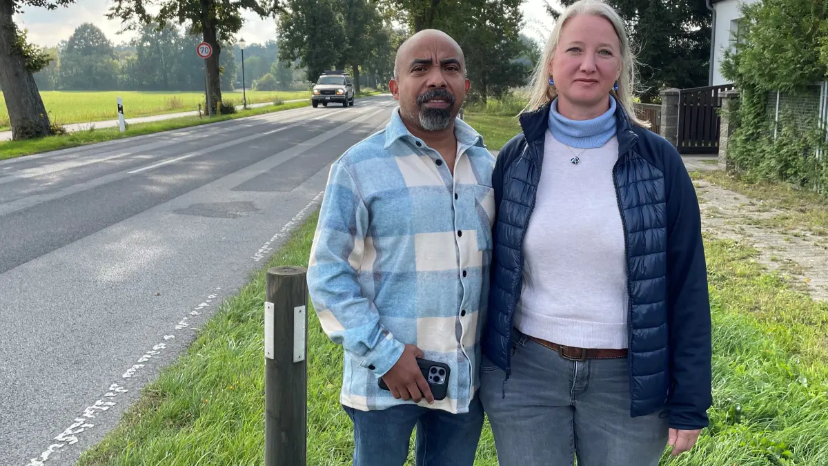 B 109 Problem mit rasenden Autos, Geschwindigkeitsbegrenzung 70 km/h und 50 Innerorts, aber niemand hält sich daran, Anwohner Jesus Navarro Collazos und Simone Navarro Collazos ärgern sich und fürchten um die Sicherheit ihrer zwei Söhne