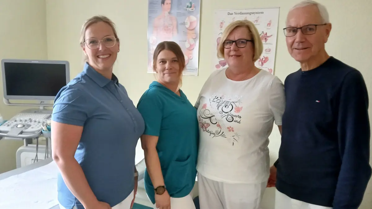 Generationenwechsel: Lisa Liebich (l.) ist das neue Gesicht in der Arztpraxis von Volker Patzschke (r.). Die Fachärztin für Innere Medizin wechselt vom Krankenhaus Angermünde in die Selbstständigkeit und übernimmt die Hausarztpraxis von Patzschke. An ihrer Seite Annina Steffan und Sonja Patzschke.