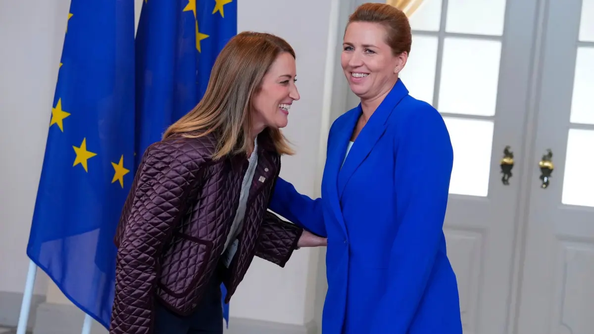 Informelles Treffen der EU-Spitze in Kopenhagen: 01.10.2025, Dänemark, Kopenhagen: Dänemarks Premierministerin Mette Frederiksen (r) empfängt die Hohe Vertreterin der EU für Außen- und Sicherheitspolitik und Vizepräsidentin der Europäischen Kommission, Kaja Kallas, zu einem informellen Gipfeltreffen im dänischen Parlament im Schloss Christiansborg in Kopenhagen. Foto: Mads Claus Rasmussen/Ritzau Scanpix Foto/AP/dpa +++ dpa-Bildfunk +++