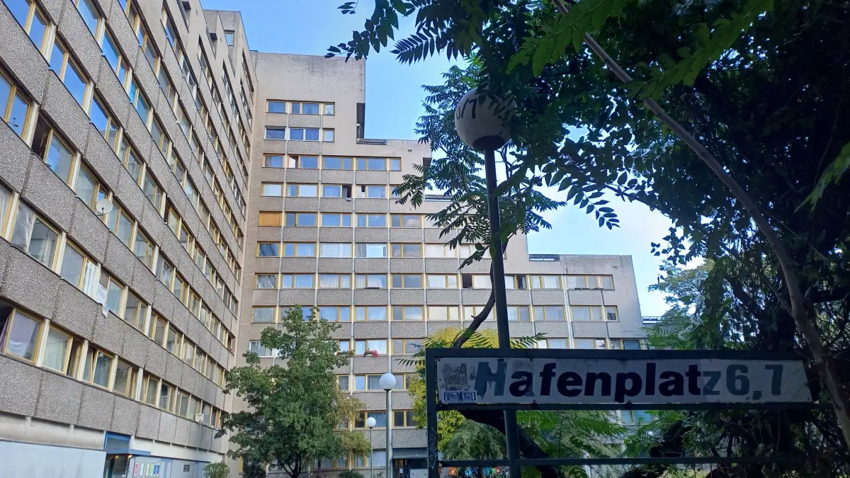 Die Immobilie mit fünf Wohnhäusern am Hafenplatz in Berlin-Kreuzberg gerät seit vielen Jahren immer wieder in die Schlagzeilen.