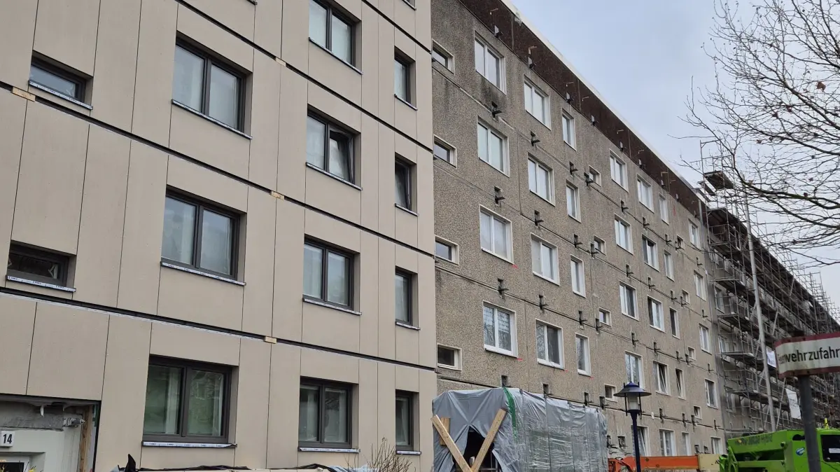 Serielle Sanierung von Plattenbauten der Wohnungsgesellschaft Ludwigsfelde Märkische Heimat nach dem Modell "Energiesprong", hier: Montage der Fassadenelemente