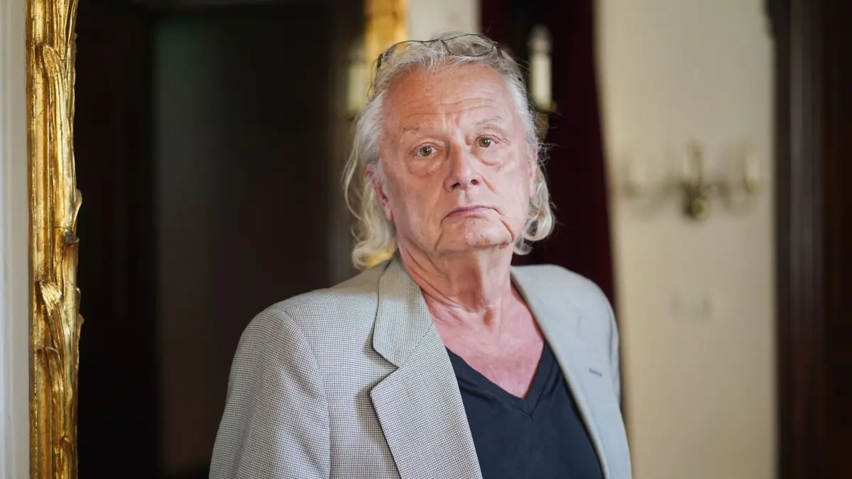 Theaterregisseur Frank Castorf: ARCHIV - 11.06.2021, Berlin: Der Regisseur Frank Castorf blickt vor einer Fotoprobe seiner Inszenierung "Fabian oder Der Gang vor die Hunde" im Berliner Ensemble in die Kamera. (zu dpa: «Wenn Shakespeare auf Heiner Müller trifft») Foto: Jörg Carstensen/dpa +++ dpa-Bildfunk +++