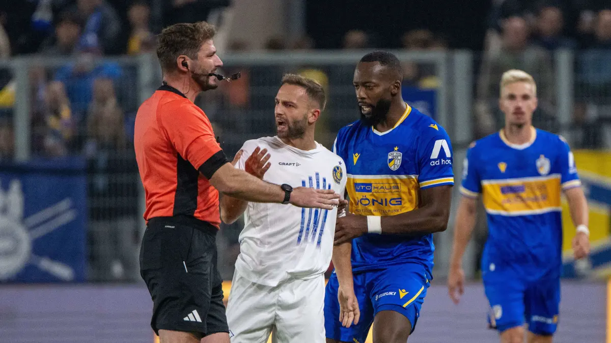 RLNO FC Carl Zeiss Jena - Lok Leipzig 2025/26: Fussball, Herren, Regionalliga Nordost, Saison 2025/2026 (8. Spieltag / Nachholspiel), FC Carl Zeiss Jena - 1. FC Lok Leipzig, v. l. Schiedsrichter Rasmus Jessen, Tobias Dombrowa (Lok Leipzig), Manasse Eshele (FC Carl Zeiss Jena), 01.10. 2025, Foto: Matthias Koch