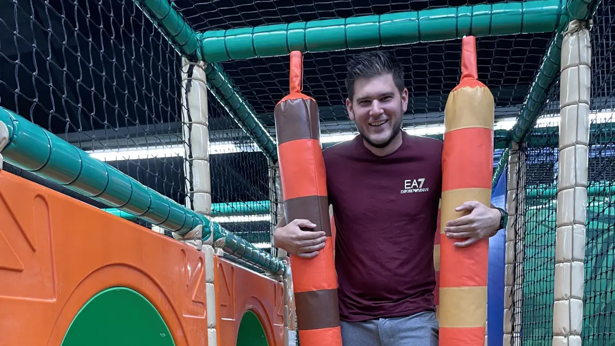 Geschäftsführer Marvin Röhr ist es wichtig, dass sich die gesamte Familie im Indoor-Spielplatz wohlfühlt.