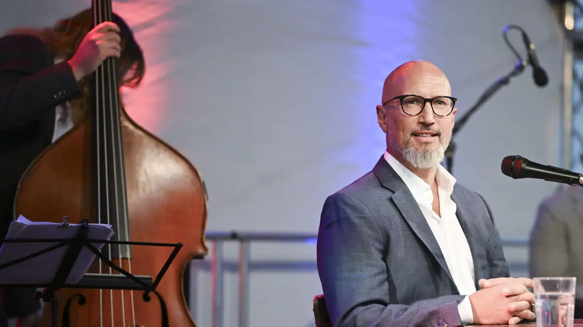 Der Schauspieler Benno Fürmann, hier bei einer Lesung, ist am 12. Oktober in Bad Saarow auf dem Eibenhof zu Gast.