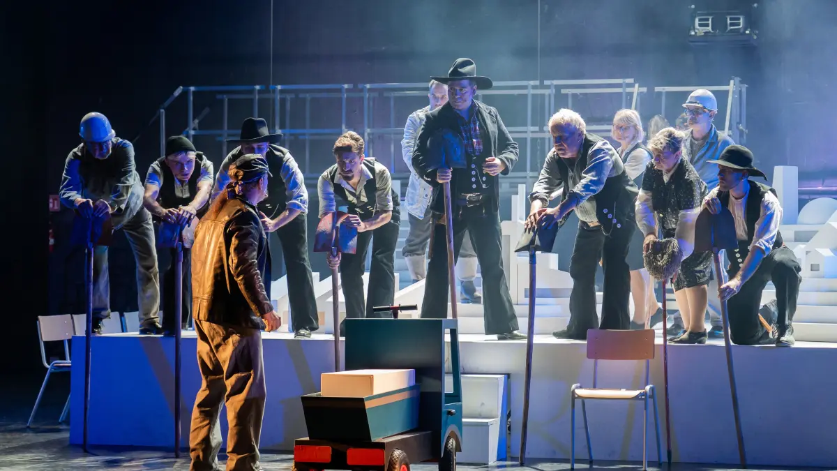 Premiere Spur der Steine: Das Schwedter Ensemble und Gäste bringen mit Live Band und eindrucksvoller Choreografie in Spur der Steine das Lebensgefühl einer Zeit im Umbruch auf die Bühne.
Brigadier Hannes Balla (Fabian Ranglack) (Mitte) sorgt mit seinen Aktionen für Unruhe auf der Baustelle.