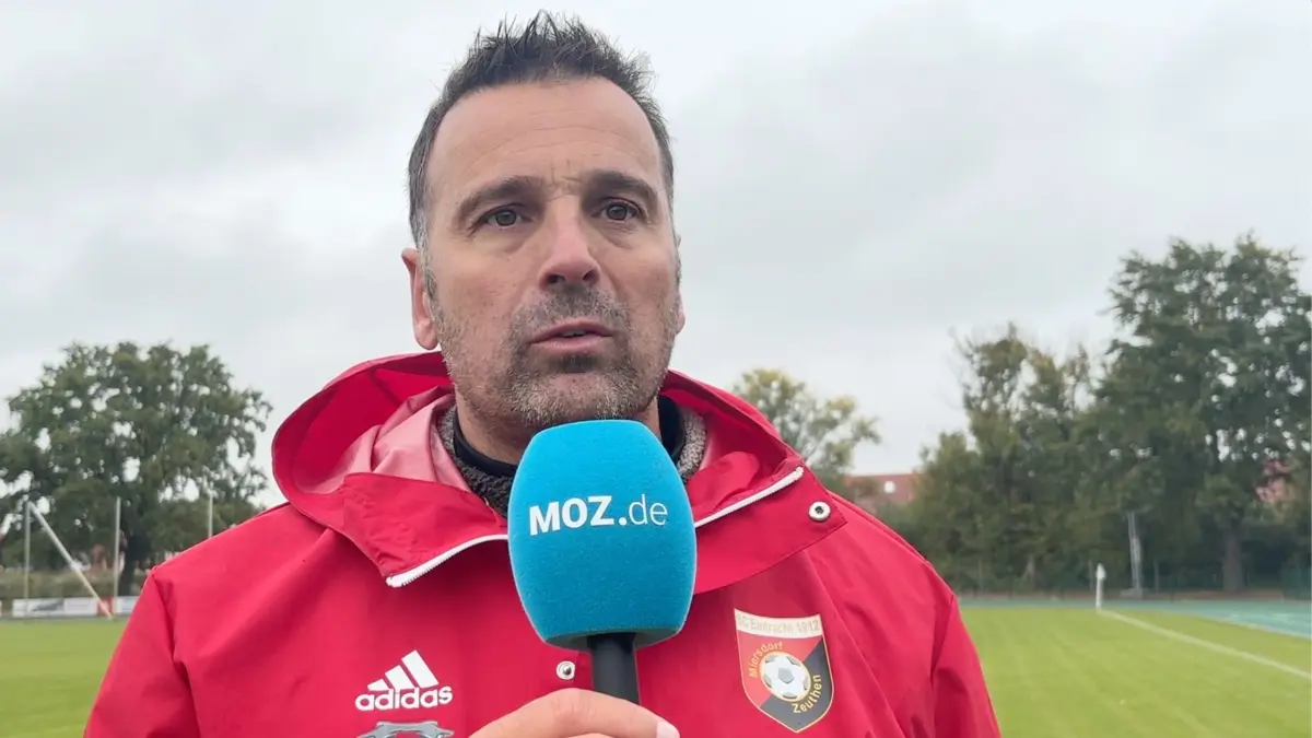 Thorsten Beck, Trainer des SC Eintracht Miersdorf/Zeuthen, am MOZ Mikrofon