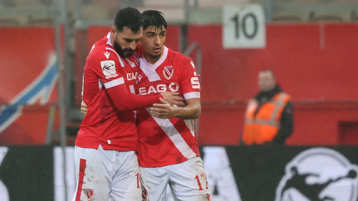 Fussball 3. Liga 2025/2026 FC Energie Cottbus - Alemannia Aachen: 17 Can Moustfa (Energie Cottbus, l.) beglückwünscht 10 Tolcay Cigerci (Energie Cottbus) bei seiner Auswechslung