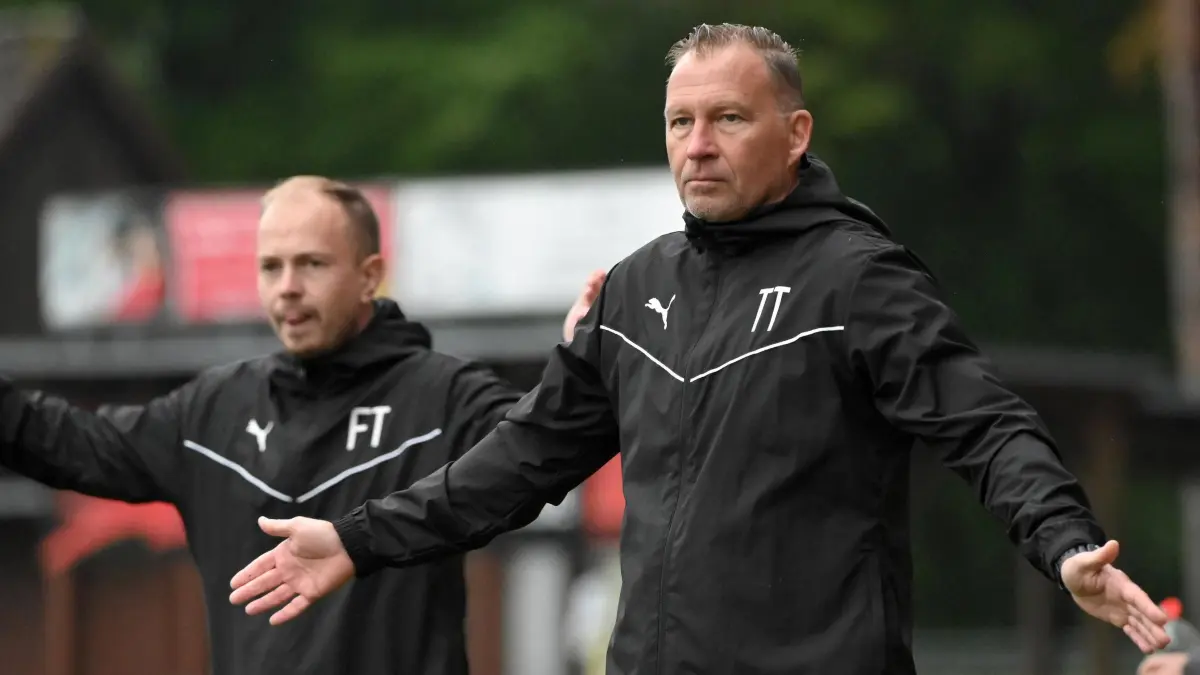 Fussball : Oranienburg, Fussball Brandenburgliga Punktspiel, TuS Sachsnhausen - Brandenburger SC Süd, Trainer Torsten Thiel vor Co. Fabio Tettenborn
FOTO BENK 04.10.2025