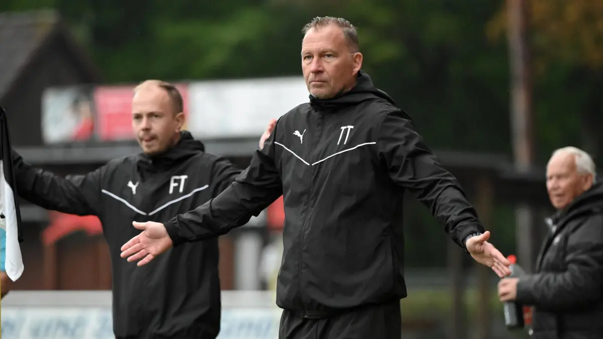 Fussball : Oranienburg, Fussball Brandenburgliga Punktspiel, TuS Sachsnhausen - Brandenburger SC Süd, Trainer Torsten Thiel vor Co. Fabio Tettenborn
FOTO BENK 04.10.2025