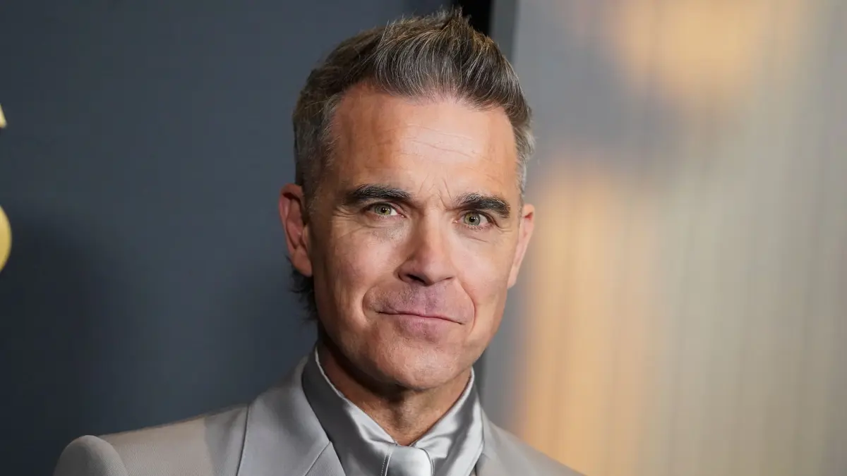 Robbie Williams: ARCHIV - 17.11.2024, USA, Los Angeles: Robbie Williams kommt zu den 15. Governors Awards im Ray Dolby Ballroom in Los Angeles. (zu dpa: «Robbie-Williams-Konzert in Istanbul am 7. Oktober abgesagt») Foto: Jordan Strauss/Invision via AP/dpa +++ dpa-Bildfunk +++