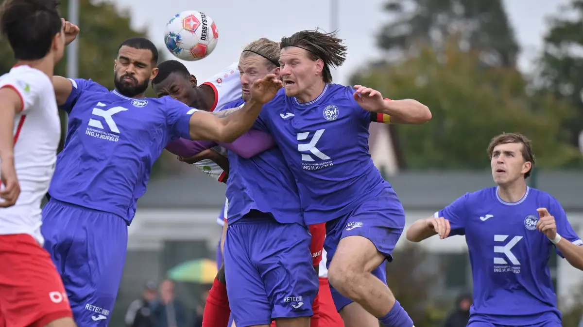 Fussball : Mahlsdorf, Fussball Oberliga, Eintracht Mahlsdorf - Union Klosterfelde, 3 Mahlsdorfer Mohamed-Ali El-Ahmar, Dino Fazlic und SF Peter Köster v.l. klären einen Ball vor Meuzinho Marcos Maleca m.h. Tami Lucien Benkert r.
FOTO BENK 05.10.2025