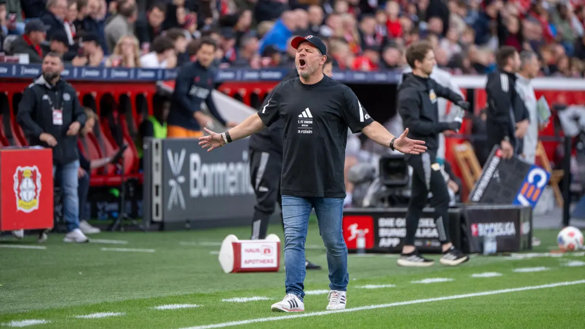 1. BL Leverkusen - 1. FC Union 2025/26: Fußball, Herren, Saison 2025/2026, 1. Bundesliga (1. Spieltag), Bayer 04 Leverkusen - 1. FC Union Berlin, Trainer Steffen Baumgart (1. FC Union Berlin) fordert die eigenen Fans von Union auf, die Gesänge gegen den verletzten Alejandro Grimaldo (Bayer 04 Leverkusen / Steh auf, du Sau) zu unterlassen, Baumgart brüllt, Hört auf !, 04.10. 2025, Foto: Matthias Koch