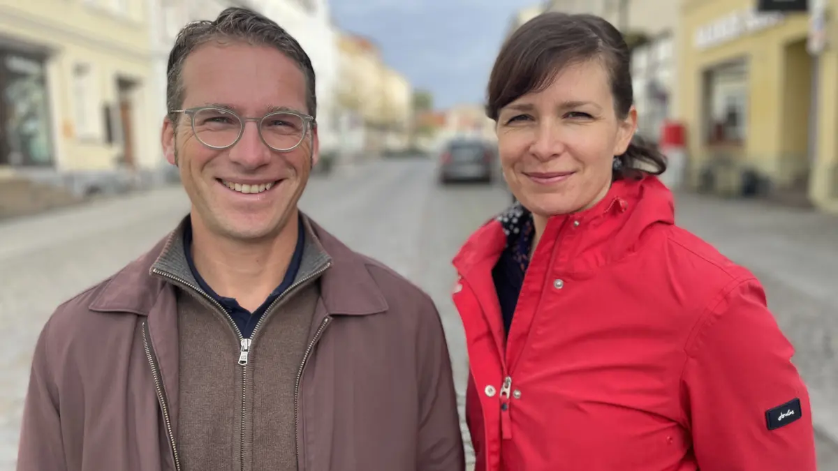 Robert Krause und Sandra Neumann laden Eltern ein, sich im Kreiskitaelternbeirat zu engagieren. Die Einflussmöglichkeiten sind dort wieder gestiegen.