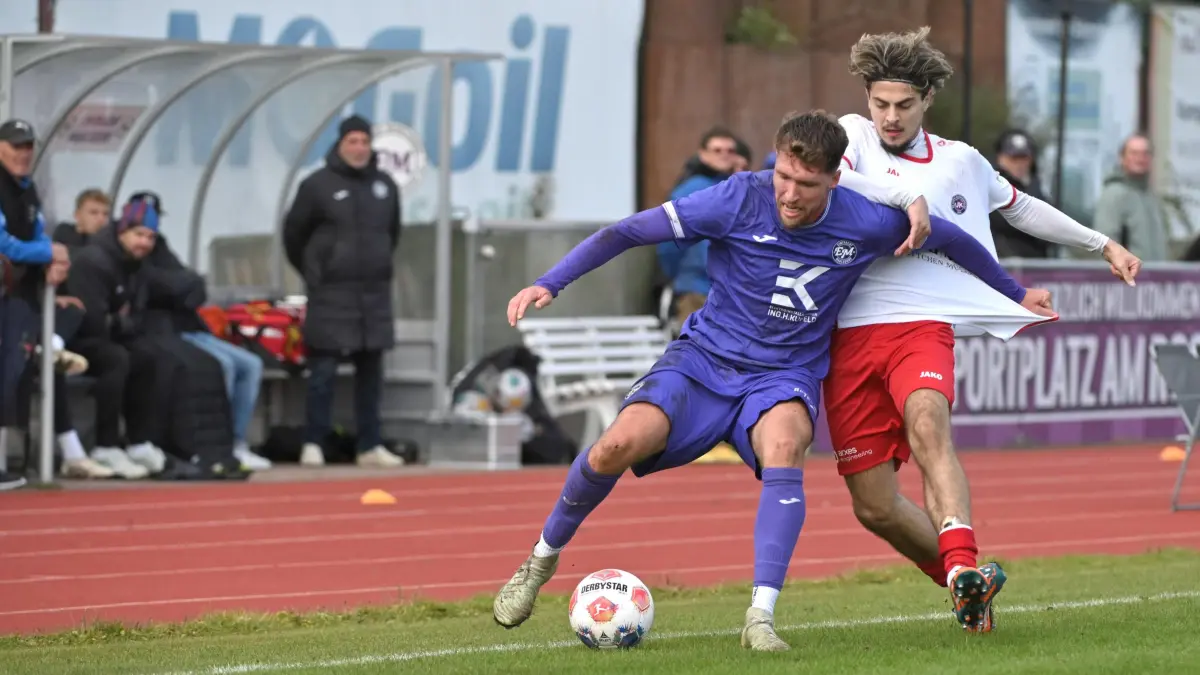 Fussball : Mahlsdorf, Fussball Oberliga, Eintracht Mahlsdorf - Union Klosterfelde, Niklas Thiel vor Irfan Brando r.
FOTO BENK 05.10.2025