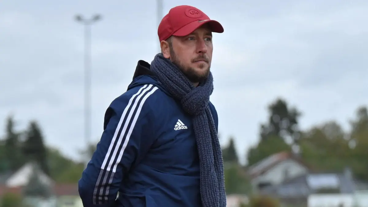 Fussball : Mahlsdorf, Fussball Oberliga, Eintracht Mahlsdorf - Union Klosterfelde, Trainer Kevin Hetzel vor Co. Mesut Özcan u.l.
FOTO BENK 05.10.2025