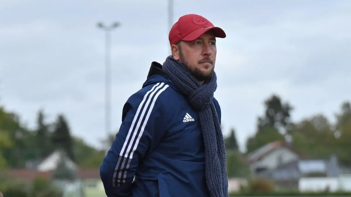 Fussball : Mahlsdorf, Fussball Oberliga, Eintracht Mahlsdorf - Union Klosterfelde, Trainer Kevin Hetzel vor Co. Mesut Özcan u.l.
FOTO BENK 05.10.2025