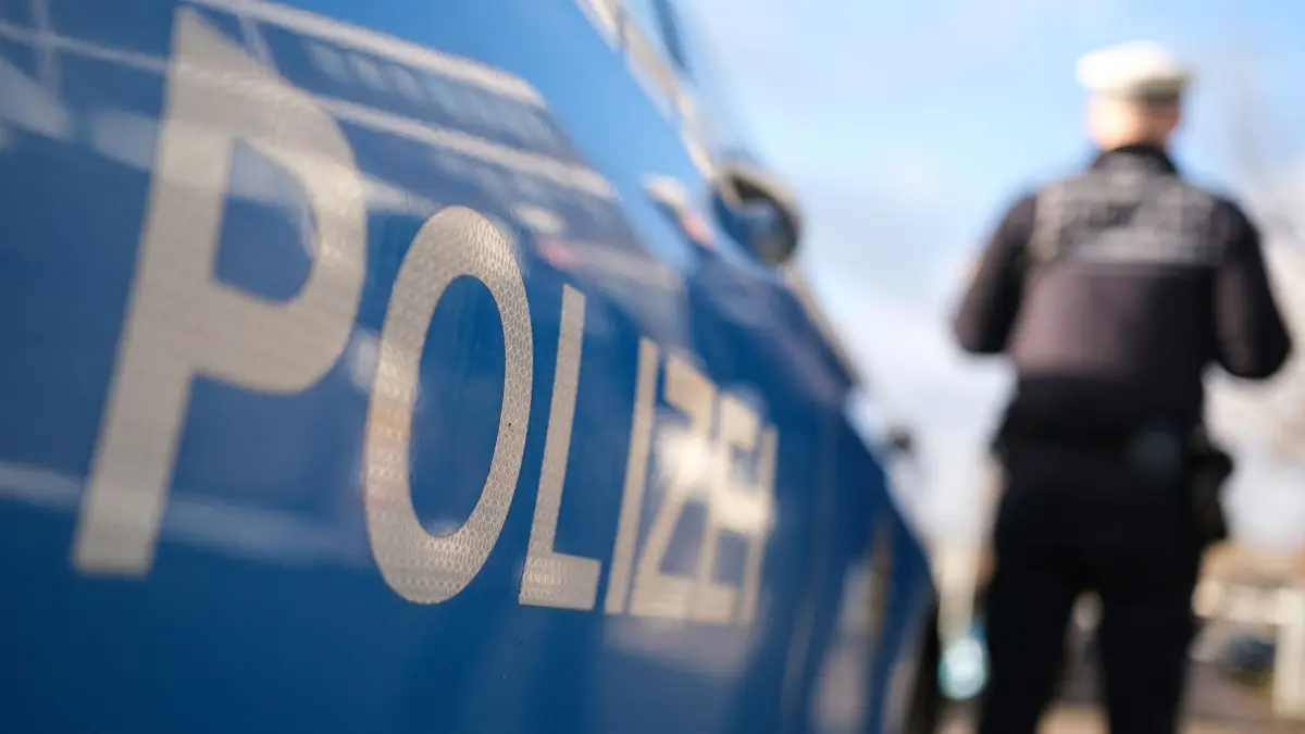 Polizei: ARCHIV - 03.12.2024, Baden-Württemberg, Stuttgart: Ein Polizist steht vor einem Dienstfahrzeug (gestellte Szene). (zu dpa: «Polizei: Kinder aus Lahr wohlbehalten aufgegriffen») Foto: Bernd Weißbrod/dpa +++ dpa-Bildfunk +++