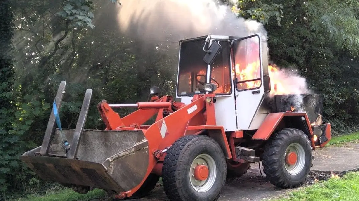 Grunow-Dammendorf. Auf der B 246 zwischen Grunow und Dammendorf brennt ein Radlader. 05.10.2025 Foto: Amtsfeuerwehr Schlaubetal/Christoph Dohnt