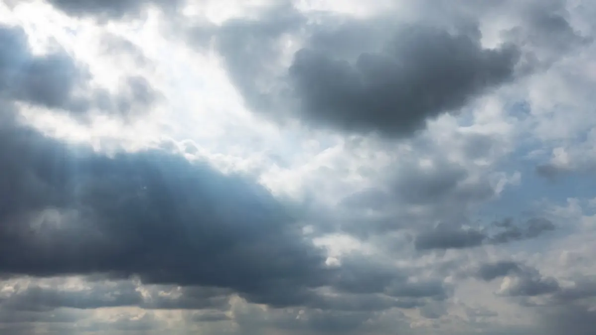 ARCHIV - 15.03.2025, Hessen, Frankfurt/Main: Dunkle Regenwolken ziehen über die winzig wirkende Bankenskyline von Frankfurt hinweg. (Luftaufnahme mit einer Drohne) (zu dpa: «Regen und Gewitter trüben das lange Wochenende in Hessen») Foto: Boris Roessler/dpa +++ dpa-Bildfunk +++