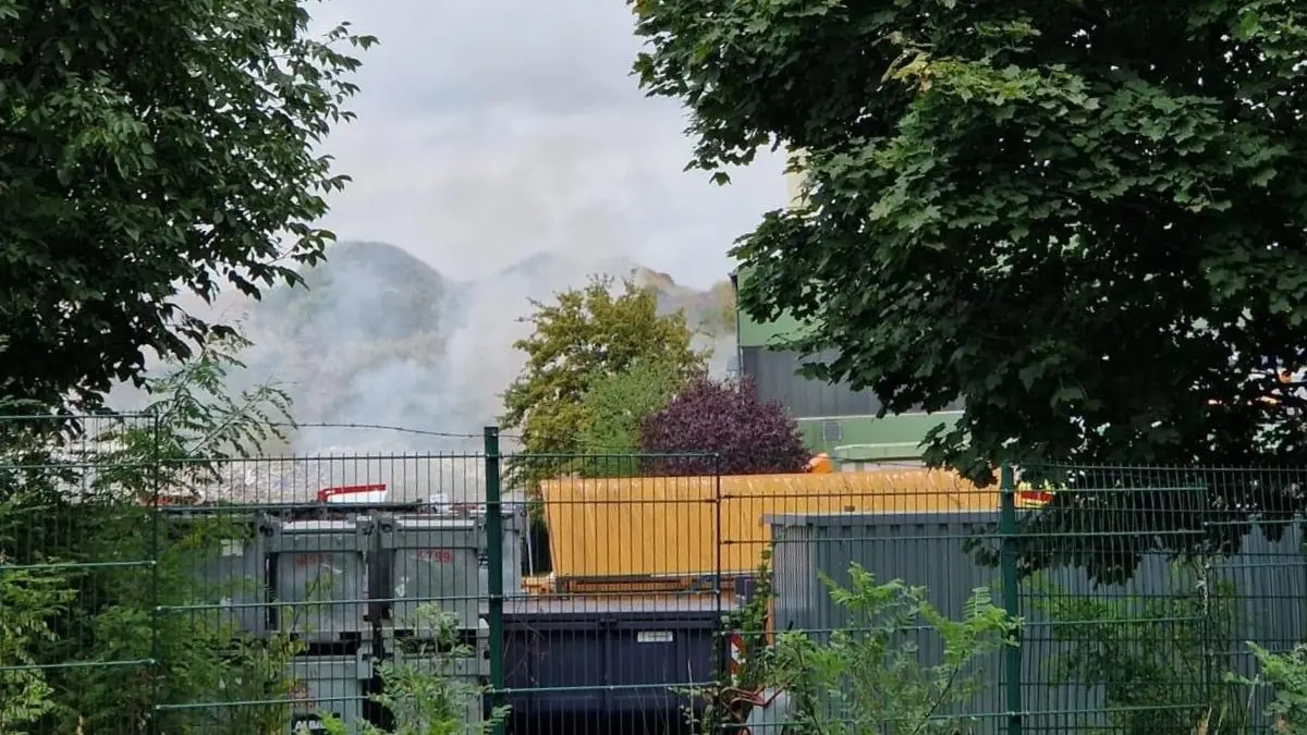Weißer Rauch steigt vom KWU-Gelände in Alt-Golm, Gemeinde Rietz-Neuendorf, auf.