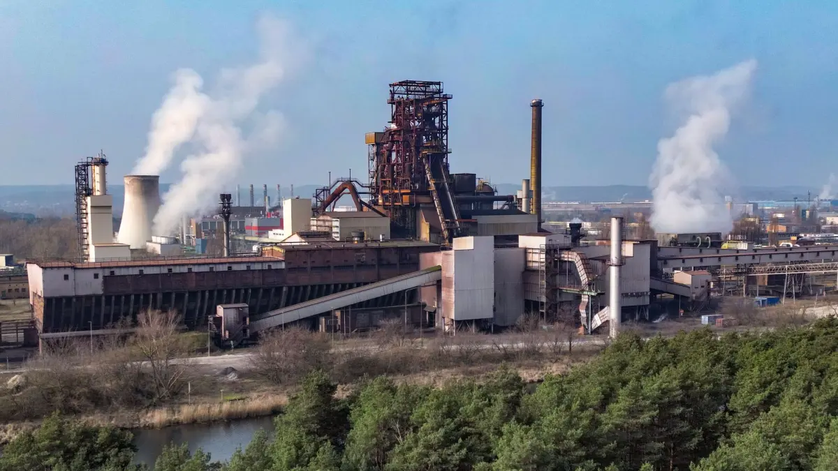 ArcelorMittal Eisenhüttenstadt GmbH: ARCHIV - 02.03.2024, Brandenburg, Eisenhüttenstadt: Ein Hochofen auf dem Werksgelände von ArcelorMittal Eisenhüttenstadt GmbH (Luftaufnahme mit einer Drohne). (zu dpa: «Gewerkschaft will Stahlwerk und Mercedes-Werk erhalten») Foto: Patrick Pleul/dpa +++ dpa-Bildfunk +++